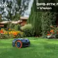 Segway Navimow i108E i108 E vor dem Holzhaus am Rasen EU9