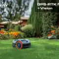 Segway Navimow i108E i108 E i210E AWD i210 E vor dem Holzhaus am Rasen EU9
